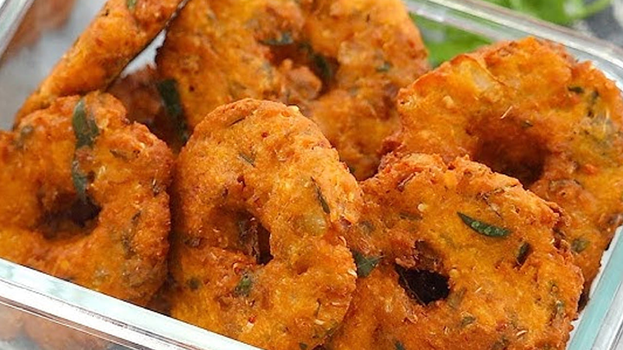 
కావాల్సిన పదార్ధలు: ఒక కప్పు మొక్కజొన్న గింజలు, రెండు కప్పులు బియ్యం పిండి, రెండు టేబుల్ స్పూన్ శనగపిండి, రెండు ఉల్లిపాయలు, నాలుగు పచ్చిమిర్చి,  అల్లం పేస్ట్, కొత్తిమీర, కరివేపాకు ఆకులు, పుదీనా,  అర టేబుల్ స్పూన్ జీలకర్ర, రుచికి సరిపడా 
ఉప్పు, అర గ్లాస్ నూనెను తీసుకోవాలి. 