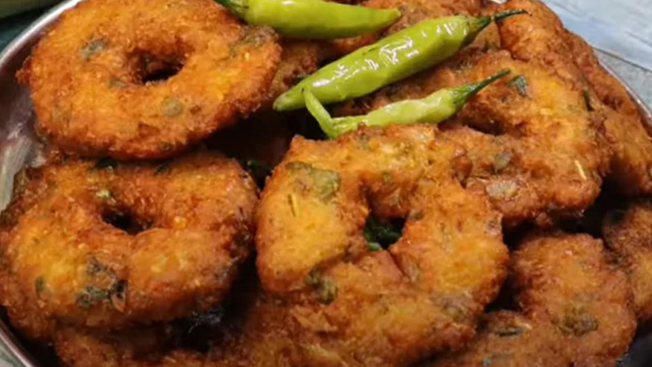  అంకాపూర్ మక్క వడలు తయారీ విధానం: మిక్సీ జార్‌ తీసుకుని మొక్కజొన్న గింజలు, నాలుగు  పచ్చిమిర్చి, అల్లం పేస్ట్ వేసి, నీళ్లు పోయకుండా వాటిని కచ్చాపచ్చాగా దంచుకోవాలి. 
