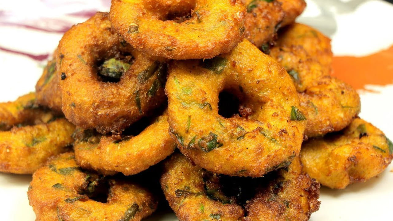 
పిండిని ఈ విధంగా కలుపుకోవాలి:  ఈ మిశ్రమాన్ని తీసుకుని దానిలో సన్నగా తరిగిన ఉల్లిపాయలు, కొద్దిగా కొత్తిమీర, కరివేపాకు ఆకులు , అర టేబుల్ స్పూన్ జీలకర్ర, రుచికి తగినంత ఉప్పు,  బియ్యం పిండిని వేసి మిక్స్ అయ్యేలా కలుపుకోవాలి.
