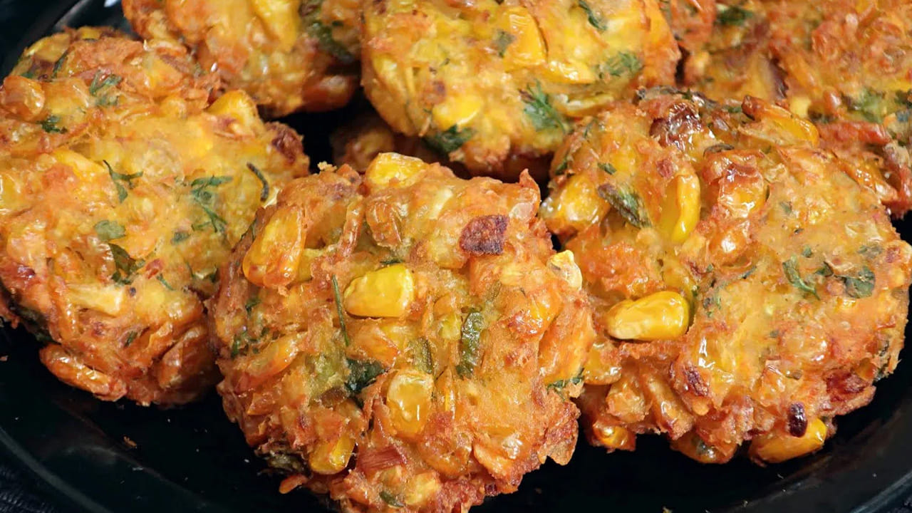 ఆ తరువాత చేతికి కొద్దిగా ఆయిల్ రాసుకుని, పిండిని తీసుకుని చిన్న చిన్న ఉండలుగా తీసుకుని, ప్లాస్టిక్ కవర్ పైన చిన్న వడలుగా వాటిని ఒత్తుకోవాలి.
