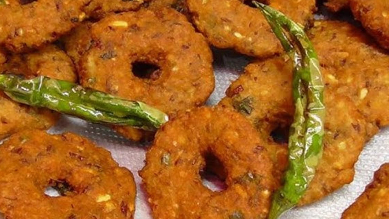 ఇలా వేయించుకోవాలి: పాన్ లో ఆయిల్ వేసి, సన్నని మంట పై  ఉంచి, చేతులతో చేసిన వడలను తీసుకుని దానిలో వేసి  రెండు వైపులా గోల్డ్ రంగులోకి మారే  వరకు డీప్ ఫ్రై చేసుకోవాలి. 