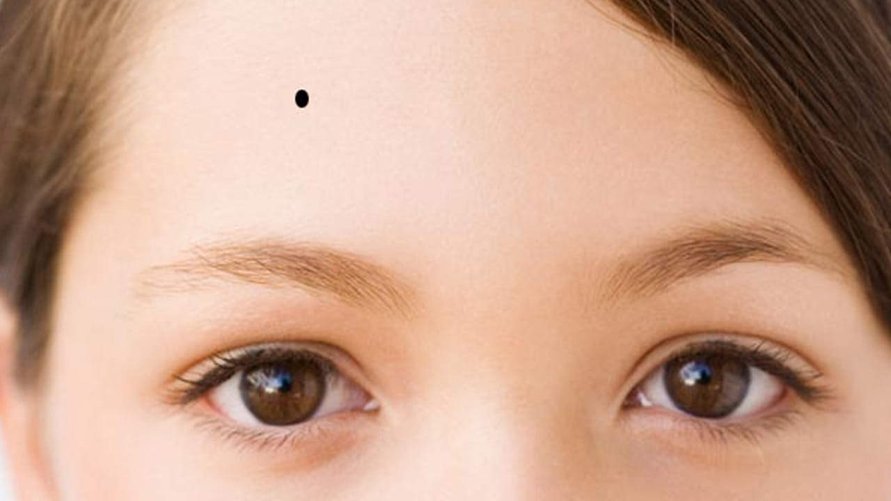 నుదిటిపై కుడి వైపు పుట్టుమచ్చ ఉండటం కూడా చాలా శుభప్రదం. ఇలాంటి స్త్రీలు చాలా అదృష్టవంతులు. వీరి చేతిలో ఎప్పుడూ డబ్బే ఉంటుంది. అంతే కాకుండా వీరికి డబ్బు కొరత ఉండదు. చాలా సంతోషంగా, ఆనందంగా జీవితాన్ని గడుపుతారు.