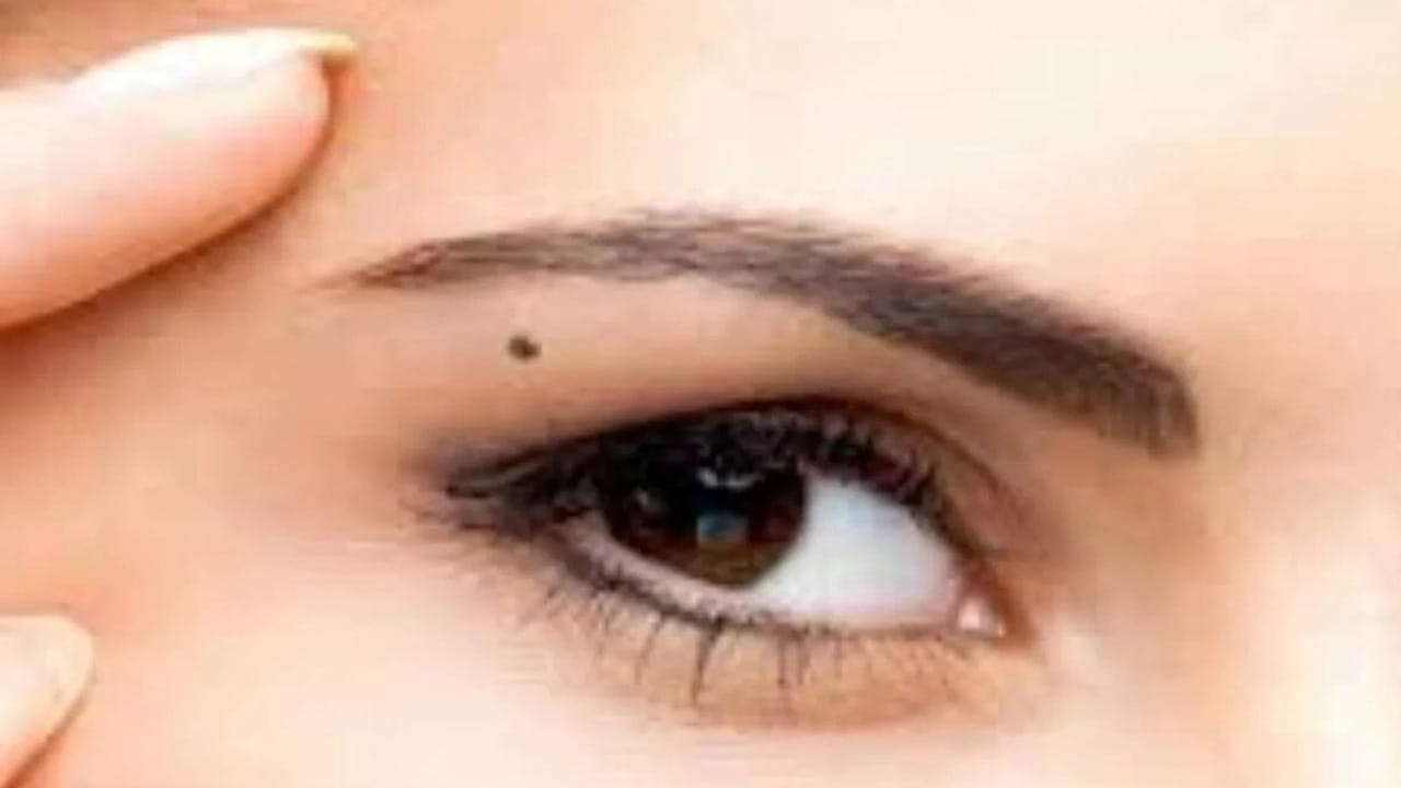 అదే విధంగా ఏ అమ్మాయికి అయితే రెండు కనుబొమ్మల మధ్య పుట్టుమచ్చ ఉంటుందో అమ్మాయికి అదృష్టంతో పాటు రాజయోగం కలుగుతుంది. అంతేకాకుండా రెండు కనుబొమ్మల మధ్య పుట్టు మచ్చ ఉండే అమ్మాయిలకు పెళ్లి తర్వాత లక్కు కలిసి వచ్చి కోటీశ్వరులు అవుతారు.