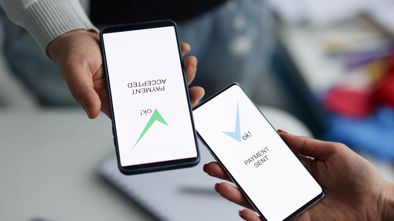 సైబర్ నేరాలు పెరుగుతున్న క్రమంలో బ్యాంకులు, టెలికాం కంపెనీలు వినియోగదారుల భద్రత కోసం సరికొత్త నిర్ణయం తీసుకున్నాయి. బ్యాంక్ అకౌంట్లలోని డబ్బులను చోరీ చేస్తున్న క్రమంలో దీనిని నివారించే చర్యలు చేపట్టాయి. అందులో భాగంగా సైలెంట్ అథెంటిఫికేషన్ ఫీచర్‌పై పనిచేస్తున్నాయి. ఓటీపీ అవసరం లేకుండానే బ్యాంక్ లావాదేవీలు చేసేలా కొత్త వ్యవస్థను తీసుకొచ్చే ప్రయత్నాలు చేస్తున్నారు. సిమ్ క్లోనింగ్, ఈ-సిమ్ మోసాలను అరికట్టడానికి ఈ కొత్త మెకానిజం ఉపయోగపడనుంది.