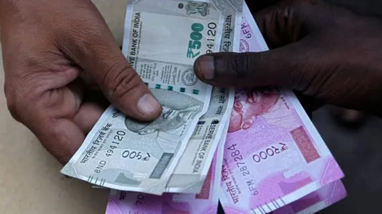 వాస్తు శాస్త్రం ప్రకారం, మనం డబ్బును దాచే దిక్కు కూడా మన ఆర్థిక వ్యవస్థ పై ప్రభావం చూపుతుందంట. అందువలన తప్పకుండా డబ్బును సరైన దిశలోనే దాచాలని చెబుతున్నారు వాస్తు శాస్త్ర నిపుణులు. వాస్తు శాస్త్రం ప్రకారం, డబ్బును, డబ్బాలో వేసి, నైరుతి దిశలో పెట్టడం చాలా మంచిదంట. ముఖ్యంగా ఈ దిశలో దాచిన డబ్బు ఇంటి అవసరాలకు ఉపయోగించడం వలన అదృష్టం కలిసి వస్తుందంట.