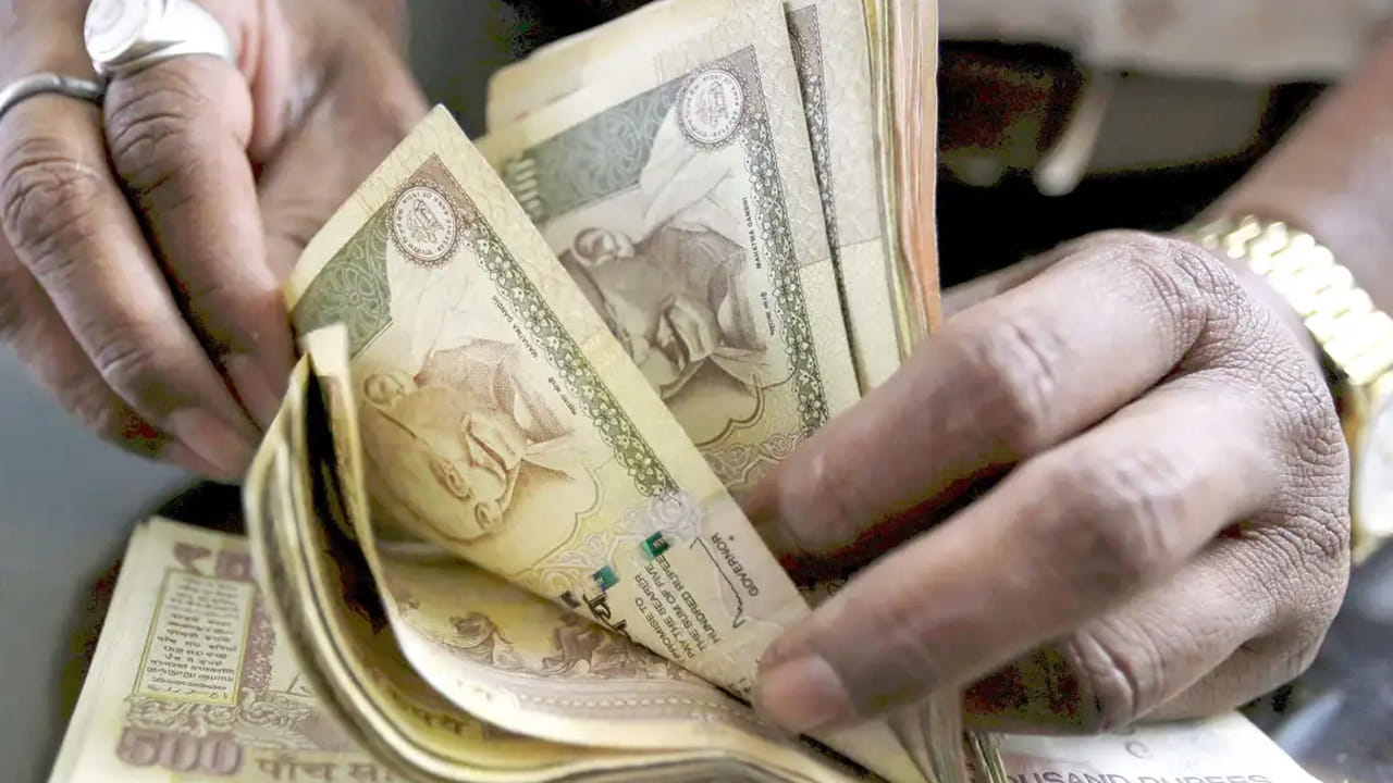 జ్యోతిష్య శాస్త్రంలో వాస్తు శాస్త్రానికి చాలా ప్రాముఖ్యత ఉంటుంది. అందుకే చాలా మంది తప్పకుండా వాస్తు నియమాలు పాటించాలని చెబుతుంటారు. ముఖ్యంగా ఎవరు అయితే వాస్తు నియమాలు పాటిస్తారో, వారికి ఆర్థికంగా అన్ని విధాలుగా కలిసివస్తుంది. ఎవరు అయితే వాస్తు నియమాలు ఉల్లంఘిస్తారో, వారు ఆర్థఇక సమస్యలతో సతమతం అవుతుంటారు.