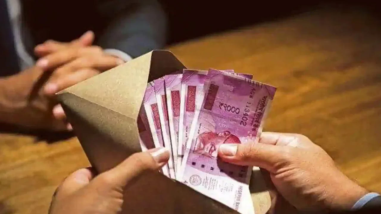 అలాగే, ఎవరు అయితే ఇంటిలో డబ్బు నిలవక ఇబ్బంది పడుతున్నారో, ఎవరు ఆర్థిక సమస్యలతో సతమతం అవుతున్నారో, వారు డబ్బును నైరుతి దిశలో, ఉత్తర దిశలతో పాటు వాయువ్య దిశలో కూడ డబ్బును దాచడం చాలా శుభ ప్రదం అని చెబుతున్నారు వాస్తు శాస్త్ర నిపుణులు.