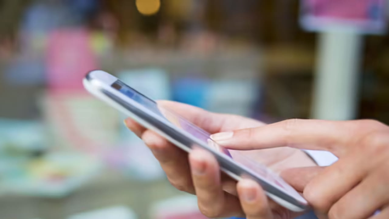 మరోవైపు బ్యాంకులు ఫోన్‌కు ఎస్‌ఎంఎస్‌ల ద్వారా ఓటీపీలు కాకుండా తమ సొంత యాప్‌ల ద్వారా పంపించే విషయాన్ని పరిశీలిస్తున్నాయి. అన్ని  డిజిటల్ లావాదేవీలకు రెండు అంచెల భద్రతను ఏప్రిల్ 1 నుంచి ఆర్బీఐ తప్పనిసరి చేసింది. ఈ క్రమంలో సైలెంట్ మెకానిజంపై బ్యాంకులు వర్క్ చేస్తున్నాయి. ఇది అందుబాటులోకి వస్తే ఓటీపీల వ్యవస్థకు చెక్ పడనుంది.
