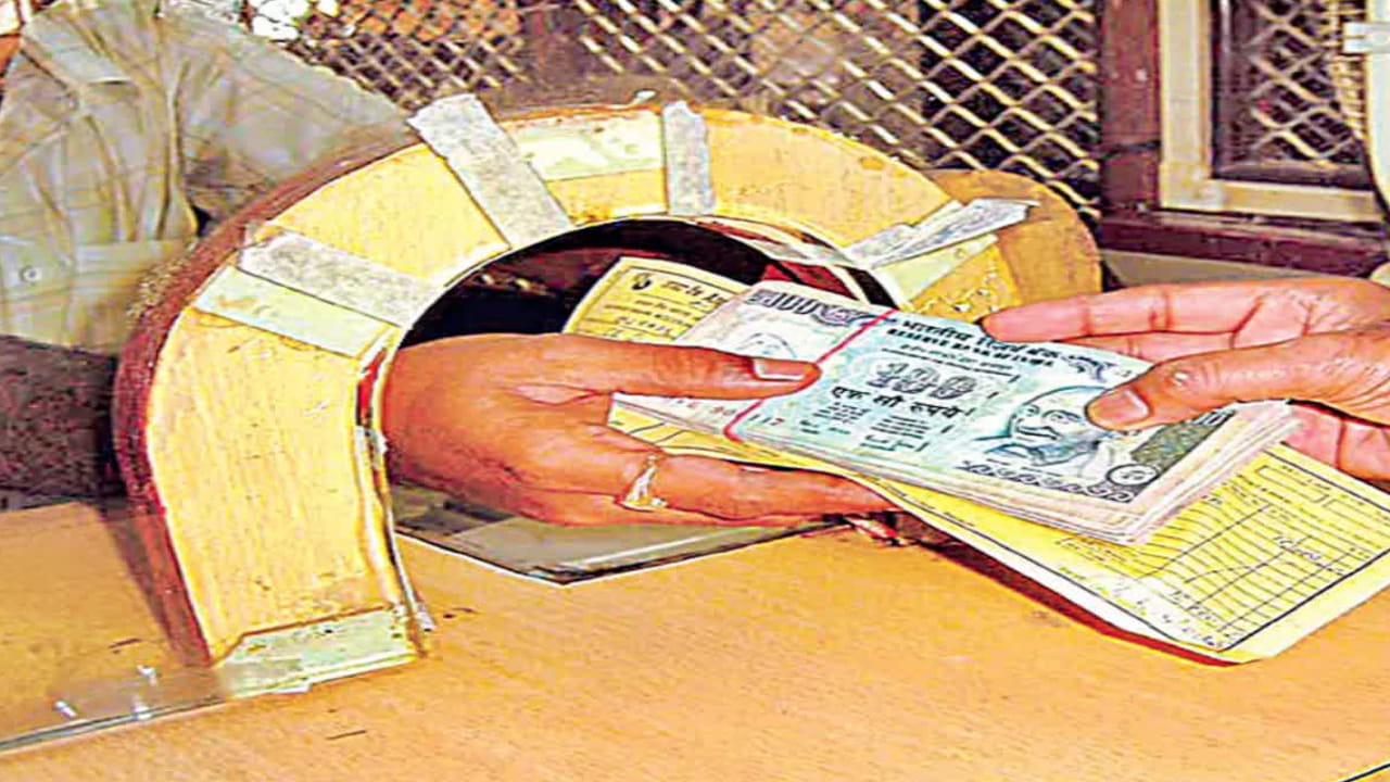 Hyderabad: బ్యాంక్ అకౌంట్‌లో డబ్బులు చెక్ చేయాలనుకున్నాడు.. తీరా ఫోన్‌కు వచ్చిన మెసేజ్ చూడగా