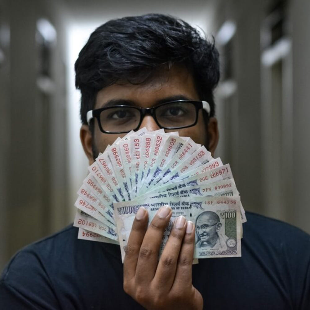 రెండవది, డబ్బు విషయంలో మన మైండ్సెట్. ఒక్కోసారి మనమే మన సంపదకు అతి పెద్ద శత్రువు అవుతాం. రచయిత రెండు ప్రమాదకరమైన మానసిక ఉచ్చులను పేర్కొంటారు. ఒకటి, "ఇంకా కావాలి" అనే దురాశ. ఇది ఎంత వచ్చినా లక్ష్యాన్ని ముందుకు జరుగుతూనే ఉంటుంది. రెండవది, మనల్ని మనం ఇతరులతో పోల్చుకోవడం. ఇది మనశ్శాంతిని నాశనం చేస్తుంది. ఆర్థికంగా సంతోషంగా ఉండటానికి మార్గం, "నాకు ఇంత చాలు" అని ఒక పరిమితి పెట్టుకోవడం, ఇతరులతో పోల్చుకోకుండా ఉండటం.
