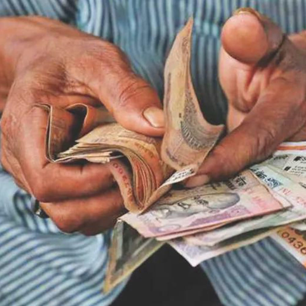 మూడవది, సంపద నిర్మాణ రహస్యాలు. వెల్త్ ఎలా సృష్టించబడుతుందో అర్థం చేసుకోవడానికి వారెన్ బఫెట్, జిమ్ సైమన్స్ ఉదాహరణలు అందించబడ్డాయి. బఫెట్ 10వ ఏట నుంచే పెట్టుబడులు పెట్టి సగటున సంవత్సరానికి 22 శాతం రాబడి పొందగా, సైమన్స్ 50 ఏళ్ల వయసులో ప్రారంభించి 66 శాతం రాబడి పొందారు. అధిక రాబడి ఉన్నప్పటికీ, బఫెట్ ఎక్కువ ధనవంతుడయ్యాడు. దీనికి కారణం కాంపౌండింగ్ శక్తి, మార్కెట్‌లో ఎక్కువ కాలం ఉండటం. బఫెట్ సంపదలో 95 శాతం తన 65వ ఏట తర్వాతే వచ్చింది. ఎక్కువ రాబడి కంటే ఎక్కువ కాలం పెట్టుబడులలో ఉండటం పవర్‌ఫుల్ అని ఇది తెలియజేస్తుంది. ఇతరులకు చూపించడానికి డబ్బు ఖర్చు చేయడం, మన దగ్గర డబ్బు లేకుండా చేసుకోవడానికి వేగవంతమైన మార్గం. నిజమైన సంపద కంటికి కనిపించదు, ఖరీదైన వస్తువులు ఇప్పటికే ఖర్చయిపోయిన సంపద.
