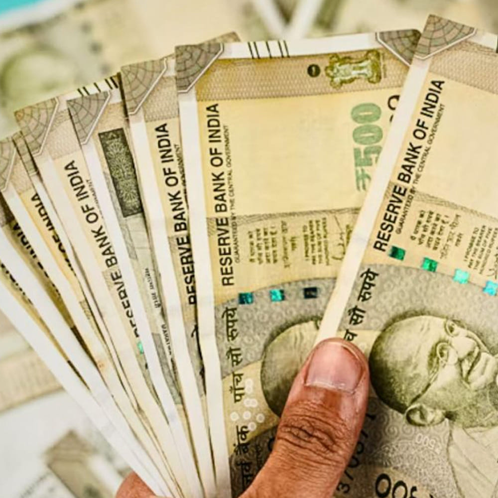 చివరిది, డబ్బుతో స్వేచ్ఛను కొనడం. డబ్బు సంపాదించడానికి అంతిమ లక్ష్యం కేవలం విలాసాలు కాదు, అంతకంటే విలువైనది స్వేచ్ఛ. స్టాక్ మార్కెట్లో పెట్టుబడికి రిస్క్, స్థిర డిపాజిట్లకు తక్కువ రాబడి వెల చెల్లించాలి. అయితే డబ్బుతో కొనగలిగే అత్యంత విలువైనది స్వేచ్ఛ. ప్రతి ఉదయం "ఈరోజు నాకు నచ్చింది చేస్తాను" అని చెప్పుకోగలగడం, జీవితం, సమయం మన చేతుల్లో ఉండటం, నచ్చని ఉద్యోగాన్ని మానేసే అవకాశం, కష్ట సమయాల్లో టెన్షన్ పడకుండా ఉండటం వంటి ఎంపికలు మన పొదుపు, పెట్టుబడుల అసలైన రాబడి. వస్తువులు, విలాసాలకంటే మన జీవితంలో ఎలాంటి స్వేచ్ఛను, నియంత్రణను కోరుకుంటున్నామో ఆలోచించడం ముఖ్యం.