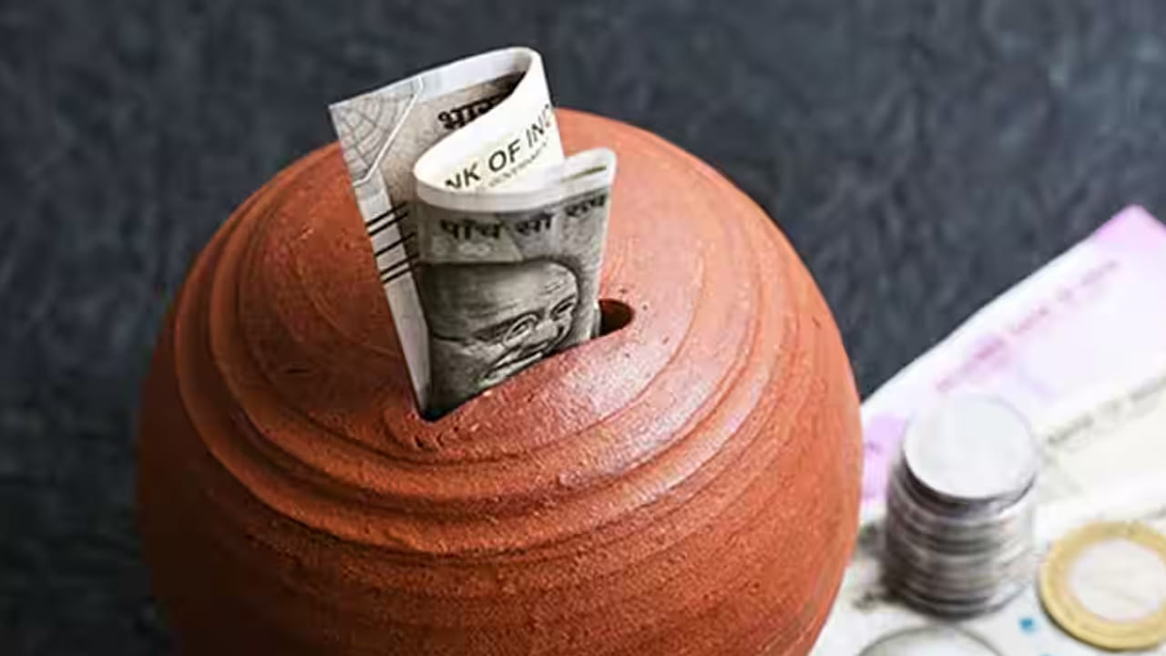 బడ్జెట్ మరియు ప్రణాళిక: నెల ప్రారంభంలోనే ఇంటి ఖర్చులు, పిల్లల ఫీజులు వంటి తప్పనిసరి ఖర్చుల జాబితా రాసుకోండి. ఆదాయం రాగానే ముందుగా కొంత మొత్తాన్ని పొదుపు ఖాతాకు మళ్లించి, మిగిలిన దానితోనే నెలను గడపడం అలవాటు చేసుకోండి. "ఖర్చులు పోగా మిగిలింది పొదుపు" కాకుండా, "పొదుపు పోగా మిగిలింది ఖర్చు" అనే సూత్రాన్ని పాటించండి.
