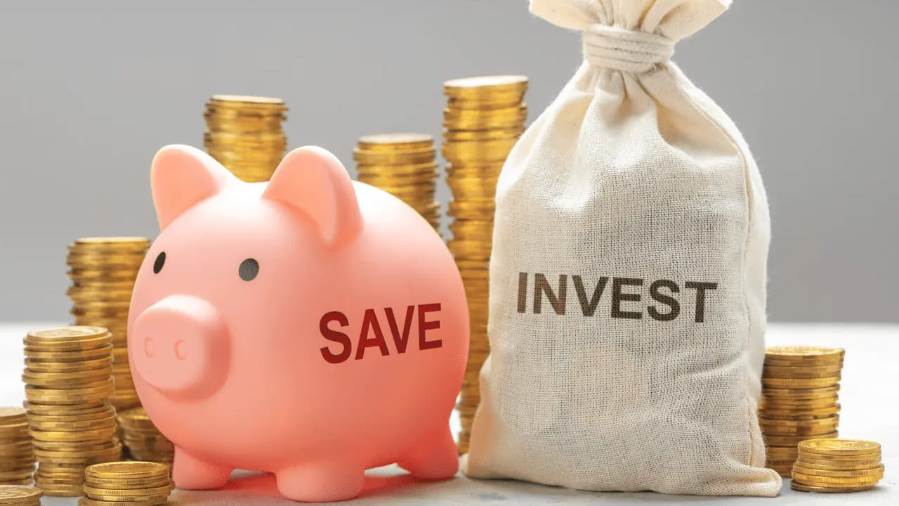 చిన్న పొదుపు - పెద్ద ఫలితం: ఆర్థిక స్వాతంత్ర్యం అనేది కేవలం ఎక్కువ సంపాదన ఉన్నవారికి మాత్రమే కాదు, సరైన ప్రణాళిక ఉన్న ప్రతి ఒక్కరికీ సాధ్యమే. రూపాయి రూపాయి పొదుపు చేస్తూ చిన్న మొత్తాలతో మీ ప్రయాణాన్ని ప్రారంభించండి. క్రమశిక్షణతో కూడిన ఈ చిన్న అడుగులే మిమ్మల్ని భవిష్యత్తులో ఆర్థికంగా నిలబెడతాయి.
