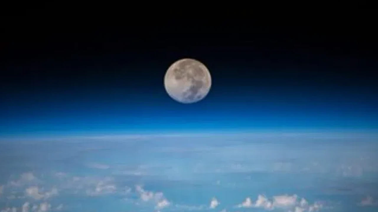 చంద్రదశ యోగాన్ని శుభంగా చెబుతారు. అయితే, రెండు రెండు రాశుల వారు చిన్న వయస్సులోనే మొత్తాన్ని ఏలేస్తారు. ఇంకా వీరి జీవితాలు మారనున్నాయి. దీని వలన అనేక ప్రయోజనాలను చేకూరనున్నాయి. ఇంకా ఏ పని మొదలు పెట్టినా కూడా దానిలో   దూసుకెళ్తారు. వీరిని ఎవరూ కూడా ఆపలేరు సమయం కూడా అనుకూలంగా ఉండనుంది. 
