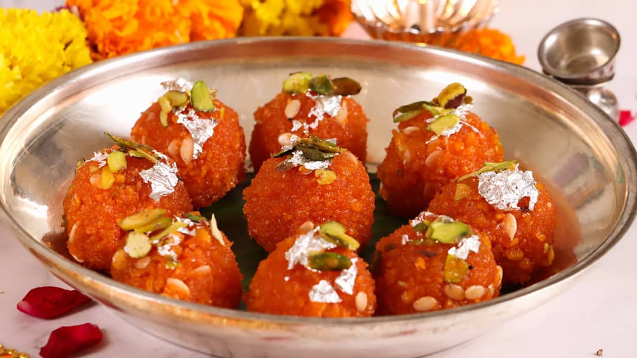 మోతీ చూర్‌ లడ్డూ తయారీకి కావలసిన పదార్థాలు: శనగపిండి (Besan) - 2 కప్పులు, చక్కెర - 1.5 కప్పులు, నెయ్యి - వేయించడానికి సరిపడా, యాలకుల పొడి - అర టీస్పూన్, ఆరెంజ్ ఫుడ్ కలర్ - చిటికెడు, 
పుచ్చగింజలు లేదా డ్రై ఫ్రూట్స్ - అలంకరణ కోసం తీసుకోవాలి. 