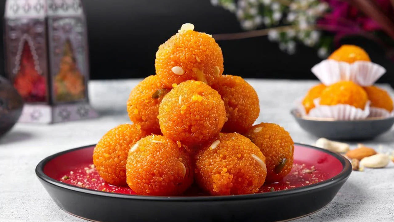 తయారీ విధానం: ముందుగా ఒక గిన్నెలో శనగపిండి తీసుకుని, అందులో నీళ్లు పోస్తూ గడ్డలు లేకుండా పల్చగా (జారుడుగా) కలుపుకోవాలి. కడాయిలో నెయ్యి వేడి చేసి, బూందీ గరిటె సాయంతో పిండిని నూనెలో వేయాలి. ఇవి చిన్న ముత్యాల్లా (మోతీ) రావాలి. బూందీని మరీ ఎర్రగా కాకుండా తేలికగా వేయించి పక్కన పెట్టుకోవాలి. ఒక పాత్రలో చక్కెర, నీళ్లు పోసి తీగ పాకం వచ్చే వరకు మరిగించాలి. ఇందులో యాలకుల పొడి, ఫుడ్ కలర్ కలపాలి.