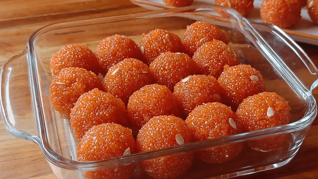 మిశ్రమం చాలా గట్టిగా ఉంటే బూందీ పెద్దగా వస్తుంది. కాబట్టి పలుచగా ఉండాలి. లడ్డూలు మృదువుగా రావాలంటే బూందీని ఎక్కువసేపు ఉంచకుండా వెంటనే పాకంలో కలపాలి. ఎంతో రుచికరమైన, శుభ్రమైన మోతీచూర్ లడ్డూలు సిద్ధం. వీటిని దేవుడికి నైవేద్యంగా పెట్టి, భక్తులకు ప్రసాదంగా పంపిణీ చేయవచ్చు. భక్తితో చేసే ఈ వంటకం స్వామివారికి తప్పక చేరుతుంది.