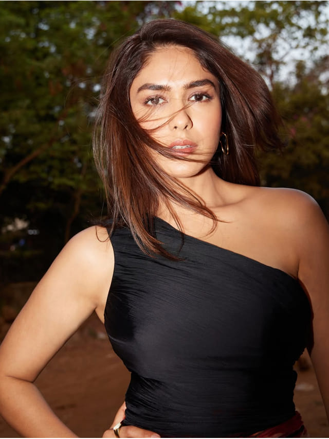 డెకాయిట్ మూవీతో మరో బ్లాక్ బస్టర్.. రెమ్యునరేషన్ తగ్గించుకున్న మృణాల్