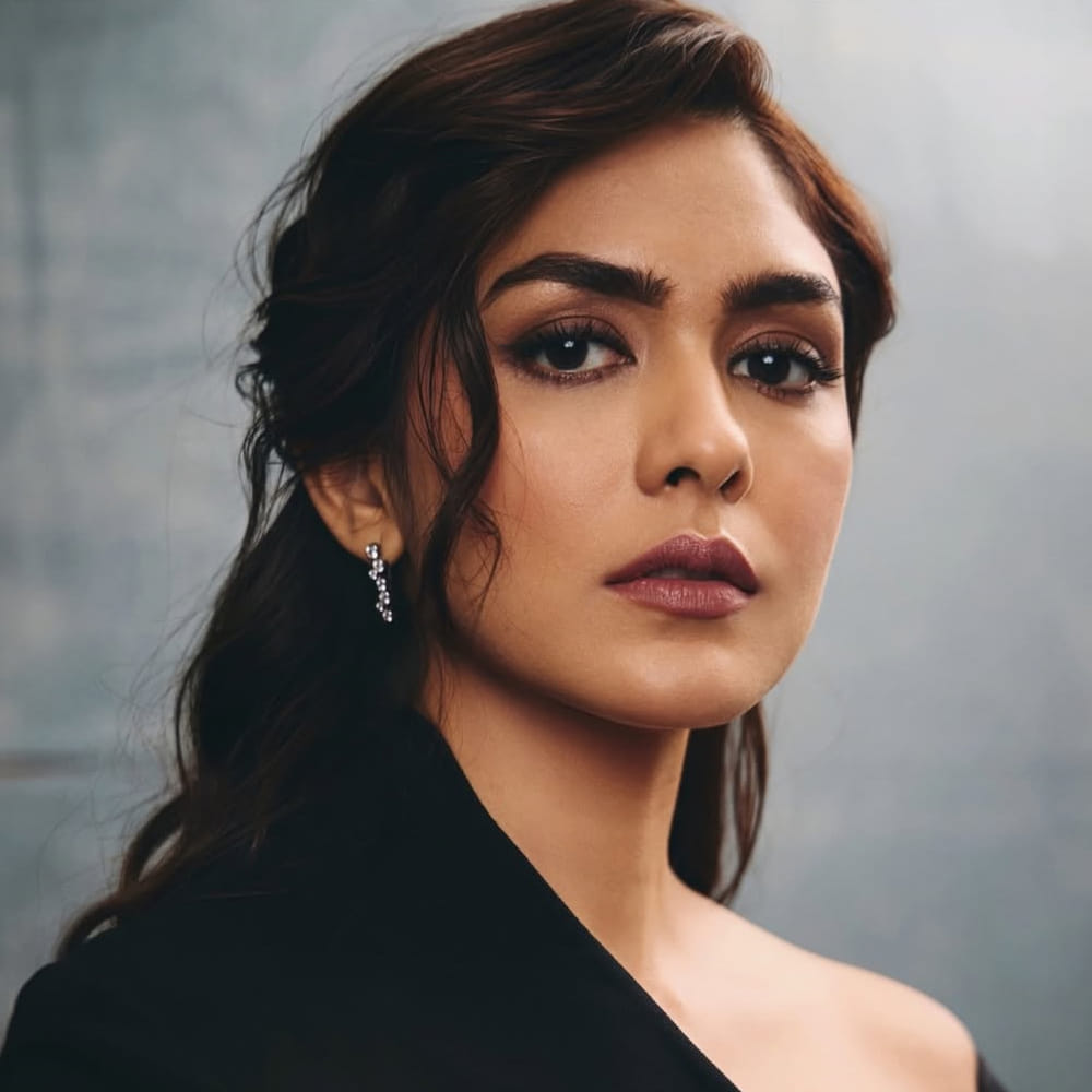 అడివి శేష్, మృణాల్ ఠాకూర్ జంటగా నటిస్తున్న సినిమా డెకాయిట్. కొన్ని రోజులుగా ఈ మూవీ ప్రమోషన్స్ జోరుగా నడుస్తున్నాయి. ఈ సినిమా ఏప్రిల్ 10న గ్రాండ్గా విడుదల కానుంది. ఇటీవల హైదరాబాద్లో జరిగిన ప్రీ-రిలీజ్ ఈవెంట్కు విక్టరీ వెంకటేష్, సిద్ధు జొన్నలగడ్డ వంటి స్టార్లు హాజరై చిత్ర యూనిట్కు ఆశీస్సులు అందించారు.