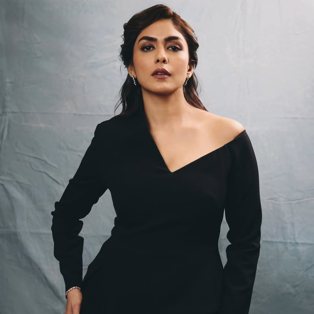 ఆ యాడ్ చూసిన తర్వాతే సినీ నిర్మాతలు తనను గుర్తించి అవకాశాలు ఇచ్చారని ఆమె వెల్లడించారు. రణ్వీర్ ఎంతో పాజిటివ్ వ్యక్తి అని, ఆయనకు దక్కుతున్న ఈ విజయం పూర్తిగా ఆయన కష్టానికి దక్కిన ఫలితమని చెప్పుకొచ్చారు. 'ధురంధర్ 2' సినిమాలో రణ్వీర్ నటన గురించి చెబుతూ.. "సినిమా చూస్తున్నంత సేపు నాకు అక్కడ రణ్వీర్ కనిపించలేదని తెలిపారు.