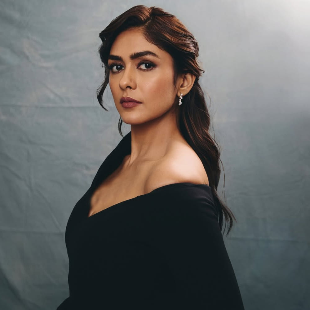 కేవలం 'హమ్జా' అనే పాత్ర మాత్రమే కనిపించింది. తన నటనలో ఎన్నో లోతైన కోణాలు ఉన్నాయి. ఒక హీరోలా కాకుండా ఆ పాత్రలోకి పరకాయ ప్రవేశం చేశాడు అని ప్రశంసల వర్షం కురిపించారు. ప్రస్తుతం మృణాల్ చేసిన కామెంట్స్ సోషల్ మీడియాలో తెగ వైరలవుతున్నాయి. హిందీలో పలు చిత్రాల్లో నటించింది మృణాల్.