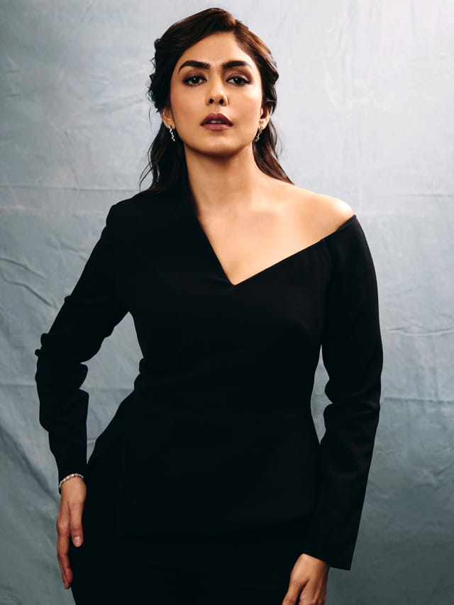 వరుస సినిమాలతో దూసుకుపోతున్న మృణాల్