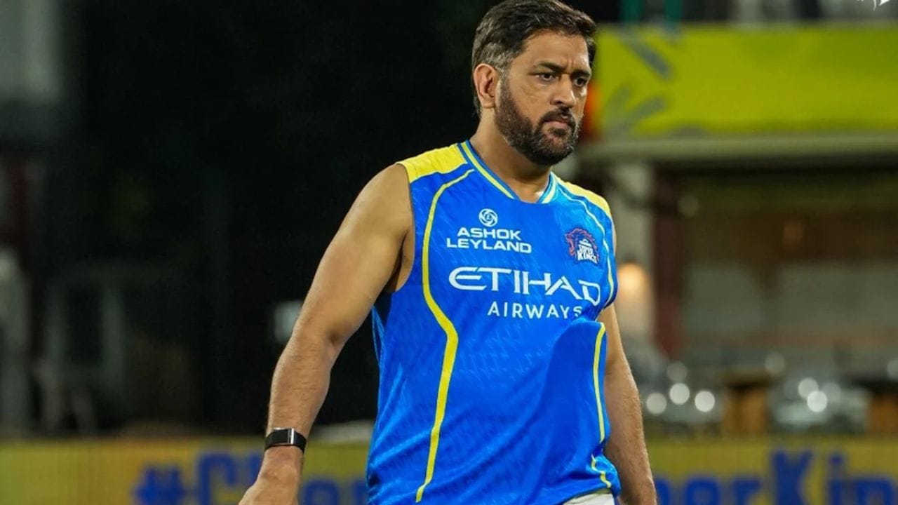 Why Dhoni is Not Playing: ఐపీఎల్ 2026 సీజన్ ప్రారంభమై నెల రోజులు గడుస్తున్నా, చెన్నై సూపర్ కింగ్స్ అభిమానులకు తమ అభిమాన ఆటగాడు మహేంద్ర సింగ్ ధోనీని మైదానంలో చూసే అవకాశం దక్కలేదు. ధోనీ గైర్హాజరుపై రకరకాల ఊహాగానాలు వినిపిస్తున్న వేళ, తాజాగా ఒక ఆసక్తికరమైన విషయం బయటకు వచ్చింది. ధోనీ ఆడకపోవడానికి కేవలం గాయం మాత్రమే కారణం కాదని తెలుస్తోంది.