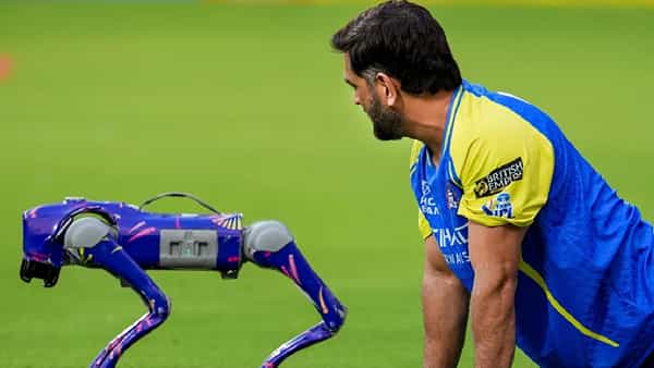 MS Dhoni Robot Dog : చంపక్ కుక్కతో ధోనీ బాబు కుస్తీ.. ఆ రోబోట్ పాపం తలా దెబ్బకి షాక్ అయినట్టుంది