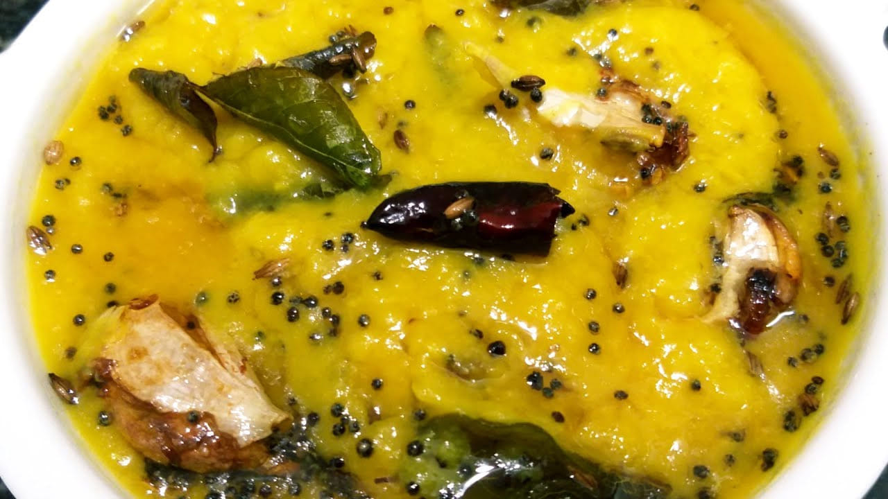 తయారీ విధానం : తమిళనాడు స్టైల్ ముద్ద పప్పు చారు కోసం ముందుగా ఒక బౌల్ తీసుకొని అందులో 250 గ్రాముల కంది పప్పు తీసుకోవాలి. శుభ్రంగా కడికి, ఉడకడానికి సరిపడ నీళ్లు పో యాలి. తర్వాత టీ స్పూన్ నెయ్యి, ఆవాలు, జీలకర్ర, వెల్లుల్లి రెబ్బలు, కరివేపాకు రెబ్బలు, పచ్చి మర్చి ముక్కలు, ఉప్పు, చిటికెడు పసుపు, కొత్తిమీర ఇవన్నీ వేసి బాగా ఉడకబెట్టుకోవాలి.