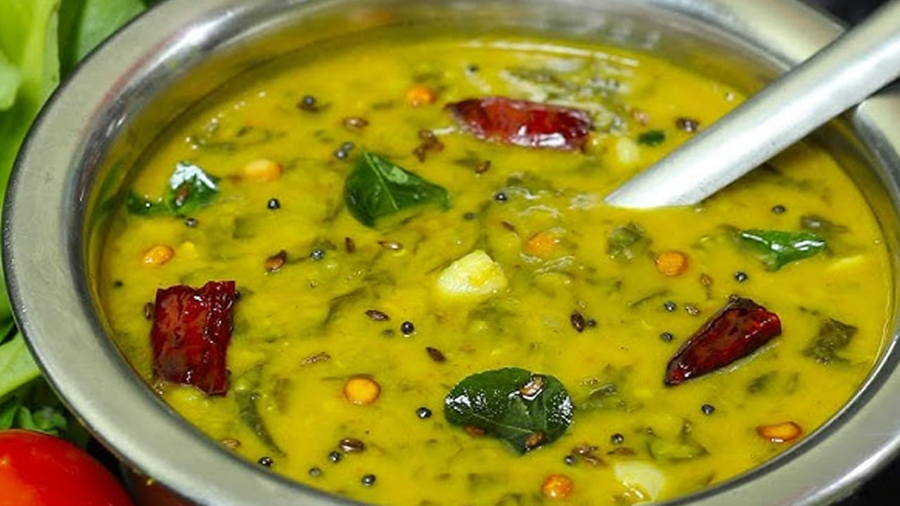 గ్యాస్ స్టవ్ మీద కుక్కర్‌లో వేసి కంది పప్పు బాగా ఉడికేలా చూసుకోవాలి. సుమారు మూడు విజిల్స్ వచ్చిన తర్వాత తీసి చూడాలి. అప్పటి వరకు మెత్తగా పప్పు ఉడికిపోతుంది. ఇప్పుడు దానిని పప్పు దువ్వతో మెత్తగా రుబ్బుకొని పక్కన పెట్టుకోవాలి. దీంతో తమిళనాడు స్టైల్ ముద్ద పప్పు రెడీ.