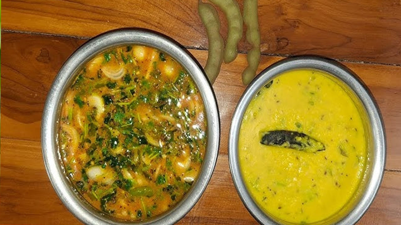 ఇప్పుడు చారు రెడీ చేసుకోవాలి. ముందుగా చింత పండు నానబెట్టుకోవాలి. తర్వాత అందులో నుంచి రసం తీయాలి. ఆ చింత పండు రసం బాగా పులుపు లేకుండా చూసుకోవాలి. దీని తర్వాత అందులో రుచికి సరిపడ కారం, ఉప్పు, ఉల్లిపాయ ముక్కలు, చిటికెడు మెంతి, ధనియాల పొడి వేయాలి. ఆతర్వాత దీనిని పక్కన పెట్టుకోవాలి.