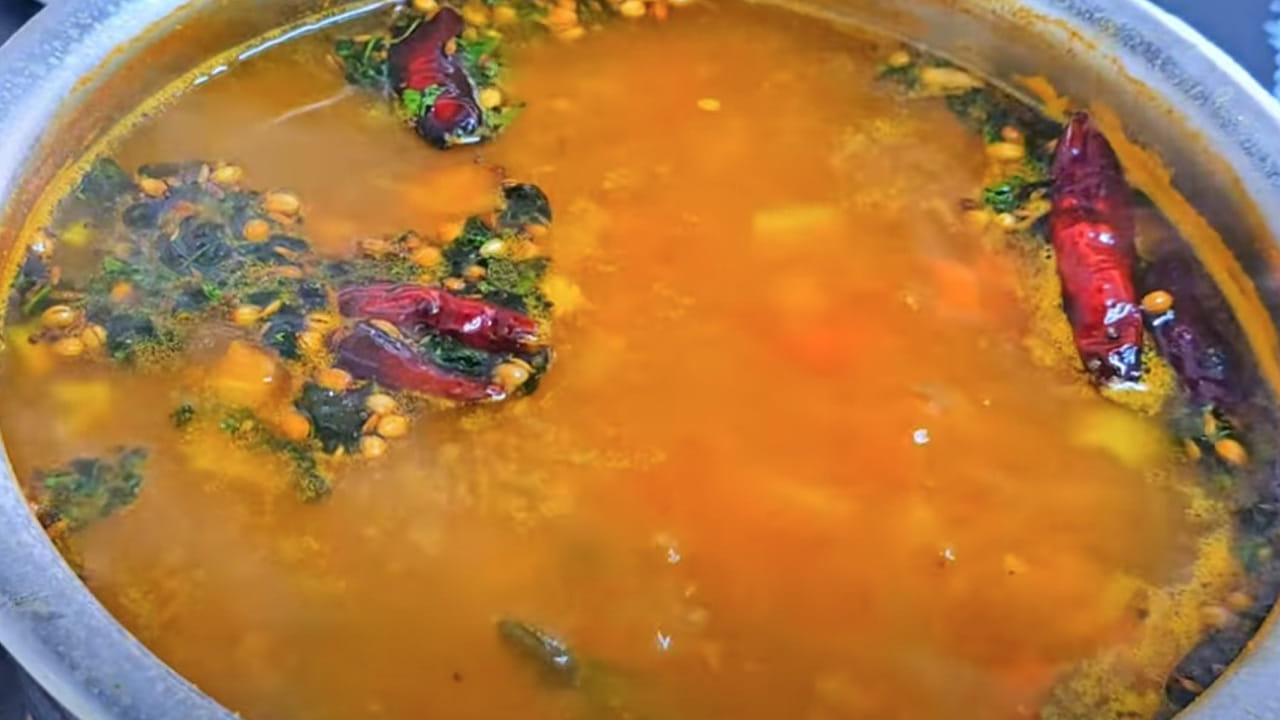 ఇప్పుడు మళ్లీ స్టవ్ ఆన్ చేసి. పాన్ పెట్టి అందులో నూనె పోయాలి. అందులో జీలకర్ర, ఆవాలు, వెల్లుల్లి రెబ్బలు, కరివేపాకు,చిటికెడు పసుపు, ఎండు మిర్చి వేసి  మంచిగా వేయించుకోవాలి. ఇప్పుడు ఇందులో చింత పండు రసం వేయాలి. అంతే చారు రెడీ. టేస్టీ టేస్టీ తమిళనాడు స్టైల్ ముద్ద పప్పు చారు రెడీ.