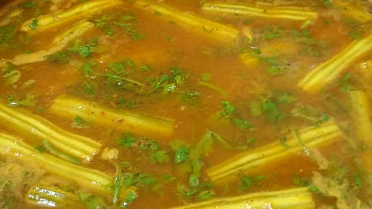 తయారీ విధానం : ముందుగా మునక్కాడలు తీసుకోవాలి. వాటిని చిన్న చిన్నగా కట్ చేసుకొని పైన పొట్టు తీసి శుభ్రం చేసుకోవాలి.  వీటిని పక్కన పెట్టుకోవాలి. ఇప్పుడు మునక్కాడ రసం కోసం, ముందుగా స్టవ్ ఆన్ చేయాలి. అందులో మునక్కాడల్లో కొన్నింటిని కుక్కర్‌లో వేయాలి. అలాగే టమాటాలు, చింతపండు రెండు వెల్లుల్లి రెబ్బలు వేసి, కొన్ని నీళ్లు పోసి మెత్తగా ఉడకబెట్టుకోవాలి.