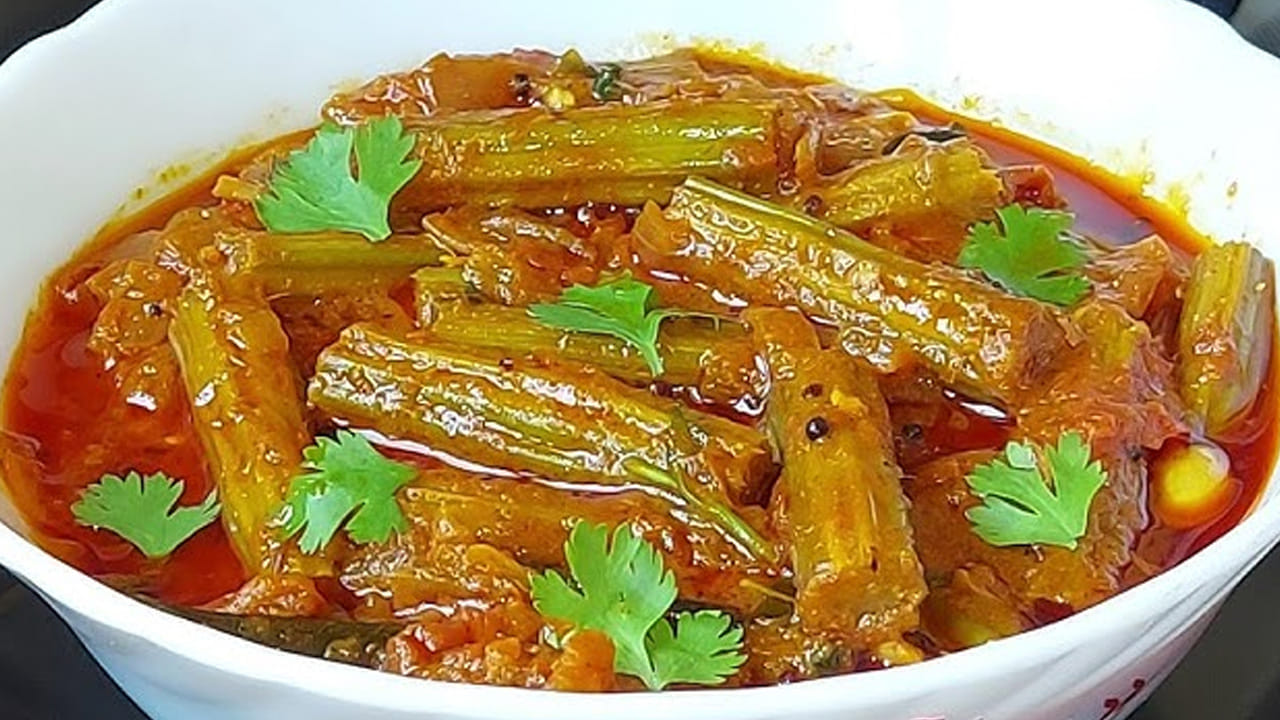 ఇప్పుడు మసాలా తయారు చేసుకోవాలి. దీని కోసం కంది పప్పు, వెల్లుల్లి రెబ్బలు, ఎండు మిర్చి, ఆవాలు, జీలకర్ర, ధనియాలు,వేయించుకున్న కరివేపాకు వేసి మంచిగా గ్రైన్ చేసి పక్కన పెట్టుకోవాలి. ఈ మసాలాతో మునక్కాడ రసం టేస్ట్ అదిరిపోతుంది. అంతే కాకుండా కమ్మటి వాసన కూడా వస్తుంది.