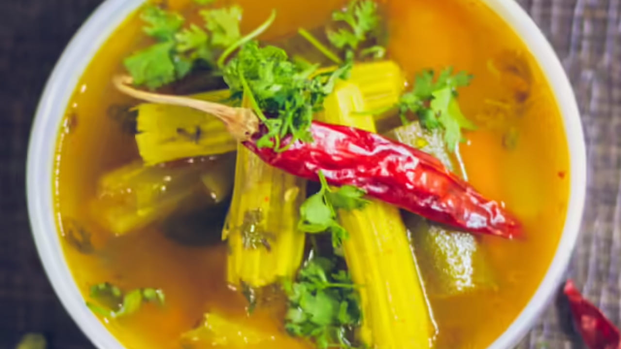 ఇప్పుడు రసం తాళింపు పెట్టుకోవాలి. దీని కోసం ముందుగా స్టవ్ ఆన్ చేయాలి. బౌల్ పెట్టి, నూనె పోయాలి. తర్వాత అందులో ఆవాలు, జీలకర్ర, ఇంగువ , కొత్తిమీర, కరివేపాకు, ఎండు మిర్చి, పసుపు వేసి మంచిగా వేగిన తర్వాత అందులో రసం వేయాలి. ఇది కాస్త మరగగానే మనం ముందుగా కలిపి పెట్టుకున్న మసాలా పొడి వేయాలి.ఇలా దాదాపు పది నుంచి పదిహేను నిమిషాల పాటు ఈ రసం మరిగేలా చూడాలి. మళ్లీ చివరన కొంచెం ధనియాల పొడి, కొత్తిమీర వేస్తే అంతే టేస్టీ టేస్టీ వేడి వేడి మునక్కాడ రసం రెడీ. ప్రతి ఒక్కరూ దీనిని చాలా ఇష్టంగా తింటారు.