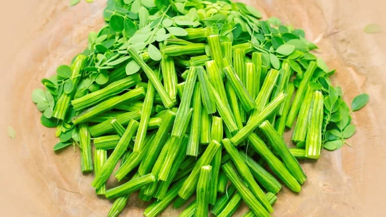 రెండు విజిల్స్ వచ్చిన తర్వాత కుక్కర్ మూత ఓపెన్ చేసి చూస్తే మెత్తగా ఉడికిపోతాయి మునక్కాడలు. ఇప్పు దీనిని పప్పు దువ్వెనతో మంచిగా స్మాష్ చేయాలి. దానిని మొత్తం ఒక గ్రేవీలా మెత్తగా చేసి, దానిని జాలీతో వడబోయాలి. ఇలా చేయడం వలన అందులో ఉన్న మునక్కాడల పిప్పి మొత్తం పోతుంది. ఈ రసాన్ని పక్కన పెట్టుకోవాలి.