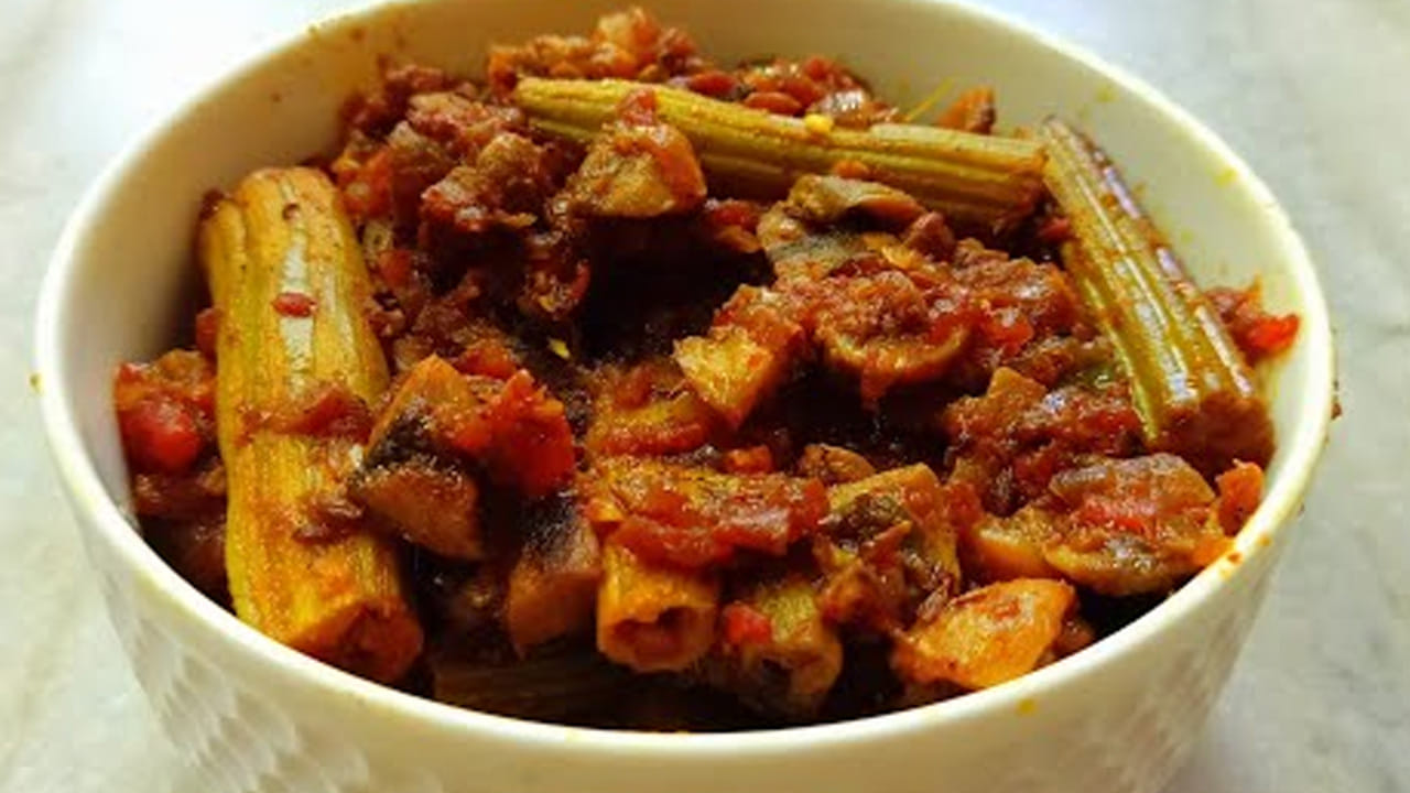 ఇక ఇప్పుడు పాన్‌లో ఆయిల్ వేసి అది వేడయ్యాక, అర టేబుల్ స్పూన్ జీలకర్ర, ఒక కప్పు ఉల్లిపాయ ముక్కలు, కట్ చేసిన పచ్చిమిర్చి కూడా వాటిని బాగా వేగించాలి.
