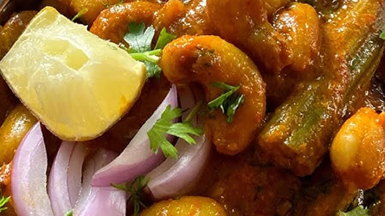 
ఒక టేబుల్ స్పూన్ అల్లం వెల్లుల్లి పేస్ట్, ఒక కప్పు టొమాటో ముక్కలు, రుచికి తగినంత ఉప్పు, అర టేబుల్ స్పూన్ పసుపు, ఒక టేబుల్ స్పూన్ కారం, ఒక టేబుల్ స్పూన్ ధనియాల పొడి వేసి ఆ నూనె పైకి తేలే వరకు వాటిని బాగా వేయించాలి.