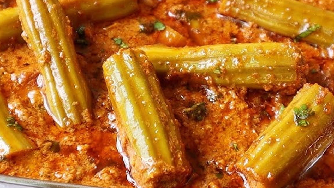  ఇక ఆ తర్వాత కడిగి పెట్టుకున్న మష్రూమ్ ముక్కలు కూడా వాటిని నీరు వచ్చే వరకు బాగా ఉడికించాలి. ఇప్పుడు ముందుగా ఉడికించుకున్న మునక్కాడ ముక్కలు కూడా దానిలో  వేసి ఒక గ్లాస్ నీళ్లు పోసి 10 నిమిషాల పాటు వాటిని ఉడికించాలి. 