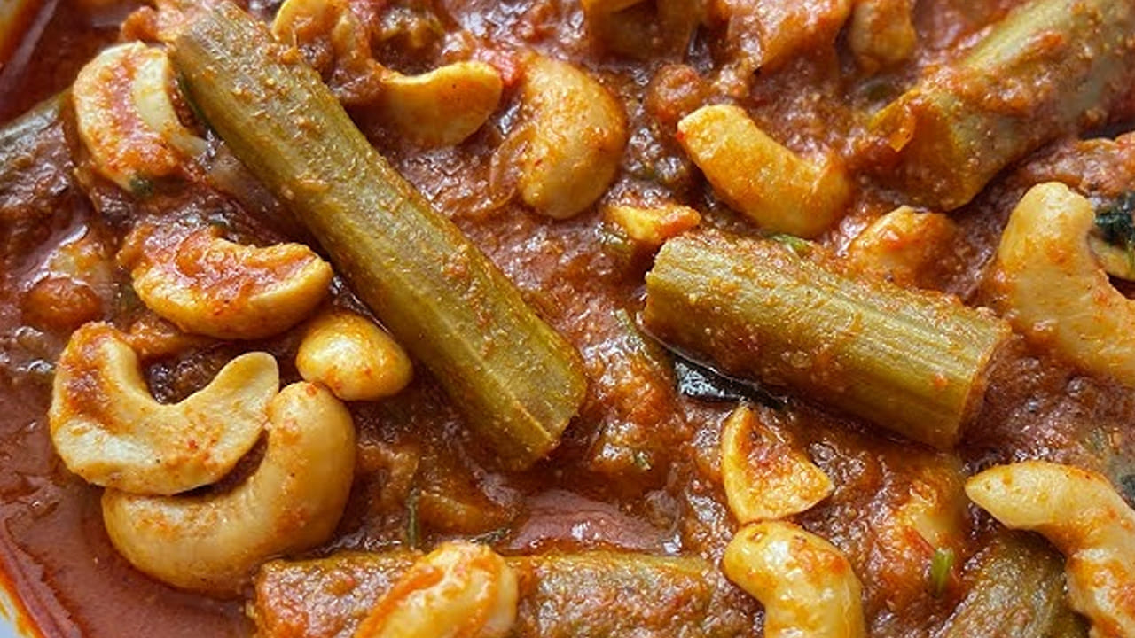 చివర్లో కొత్తిమీరను కూడా వేసి కొద్దీ సేపు ఉడికించి ఈ కూరలో బాదం పప్పులు కూడా వేస్తే ఇంకా టేస్టీగా ఉంటుంది. మట్టి పాత్రలో ఈ కూరను చేస్తే ఇంకా రుచిగా ఉంటుంది.