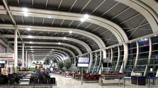 Viral Video: పూలు పాతబడ్డాయి..ఇప్పుడు పండ్లు, చిప్స్ ప్యాకెట్లతో డెకరేషన్‌.. నవ్వి నవ్వి పోతే మాకు సంబంధ లేదు!