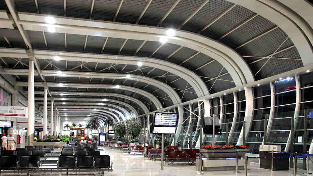 Viral Video: ఎయిర్పోర్ట్లోని ఏసీలో ఏదో కదులుతూ కనిపించింది.. అంతలోనే వింత శబ్ధాలు..!