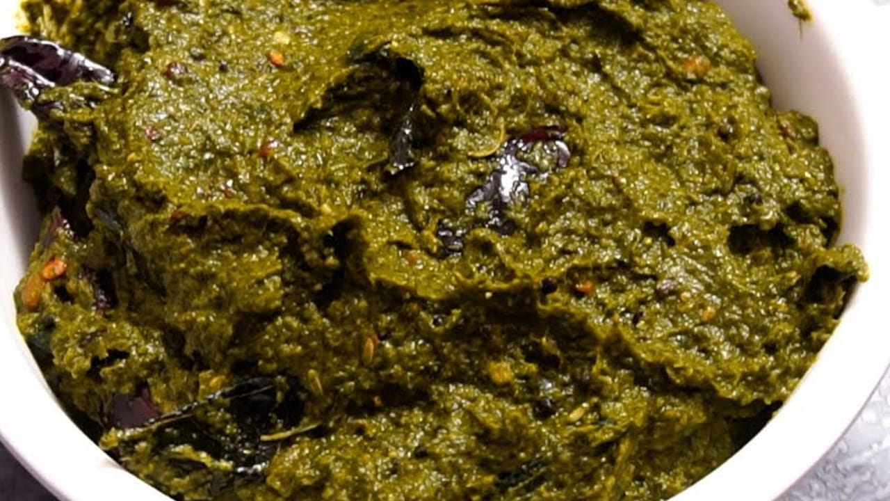 ఇవి మెత్తగా అయిన తరవాత మునగాకు ఆకులు  వేసి 10 నిమిషాల పాటు బాగా వేయించాలి. ఆ తరువాత చింతపండు వేసి మరో 2 నిమిషాలు కలపాలి. ఆ స్టవ్ ఆఫ్ చేసి దానిని ఫ్యాన్ కింద ఆరనివ్వాలి. 
