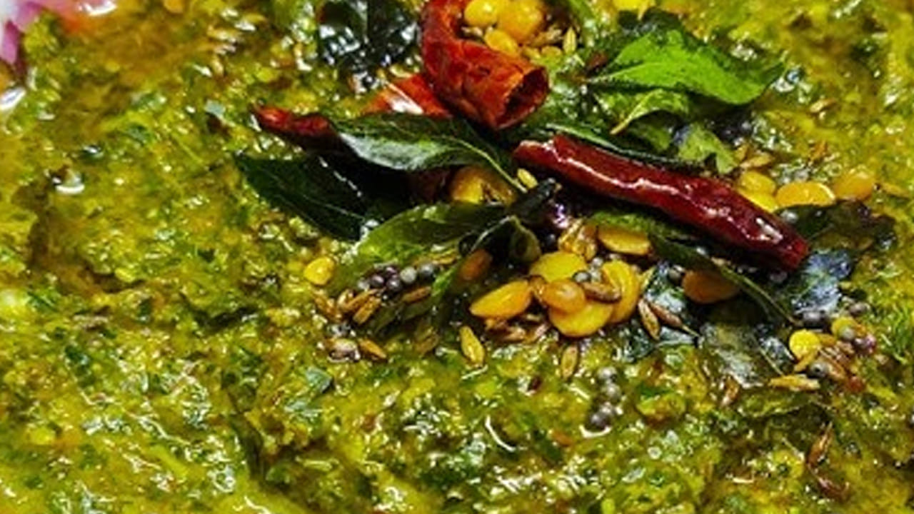 ఇప్పుడు మిక్సీలో కానీ, రోటిలో కానీ దీనినిం వేసి రుచికి సరిపడా ఉప్పు, ఒక టేబుల్ స్పూన్ కారం వేసి మెత్తగా ముద్దలాగా నూరుకోవాలి. 
ఆ తరువాత చిన్న పాన్‌ తీసుకుని ఆయిల్  వేసి పోపు పెట్టుకోవాలి. 
