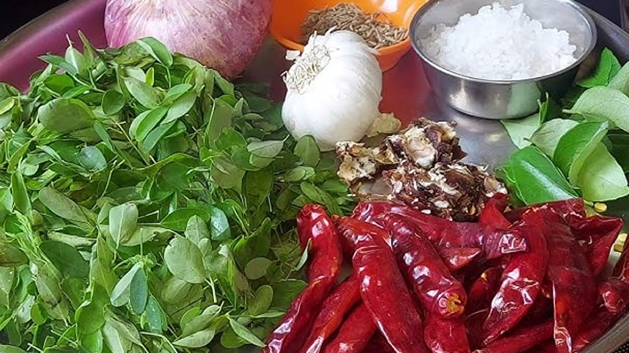 ముందుగా పాన్‌లో మూడు టేబుల్ స్పూన్స్  ఆయిల్ వేసి కట్ చేసిన పచ్చిమిర్చి, నాలుగు వెల్లుల్లి,  కట్ చేసిన ఉల్లిపాయ ముక్కలు వేసి మారే వరకు బాగా వేయించాలి.