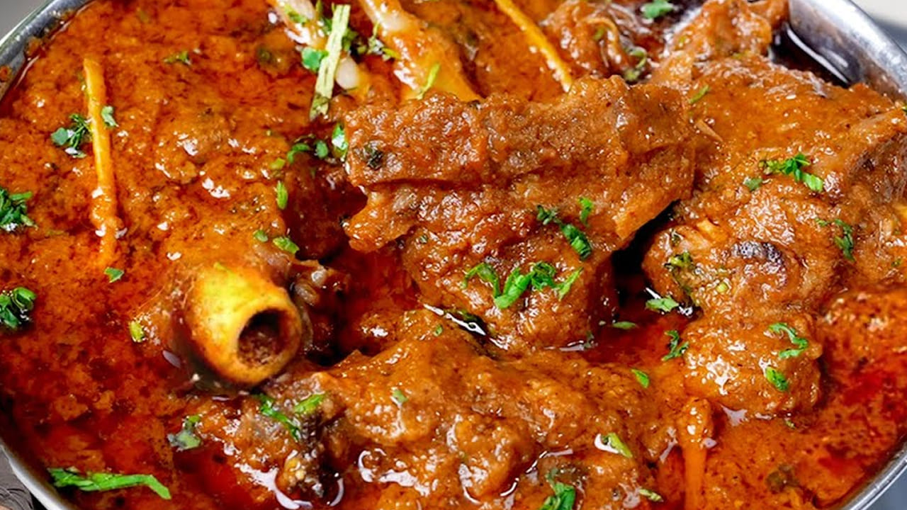 అన్ని మాంసాల్లో మటన్ అందమైనదిగా చెబుతారు. ఎందుకంటే, దీనికి అంత ఎక్కువ మంది ఫ్యాన్స్ ఉన్నారు. ఇంకా చెప్పాలంటే ఇదే కింగ్ అని చెప్పాలి. యువత కూడా ఈ మాంసం కోసం ఎగబడతారు. దీనికి ప్రధాన టేస్ట్, పోషకాలు, వంటకాలు అని చెప్పుకోవాలి. 
