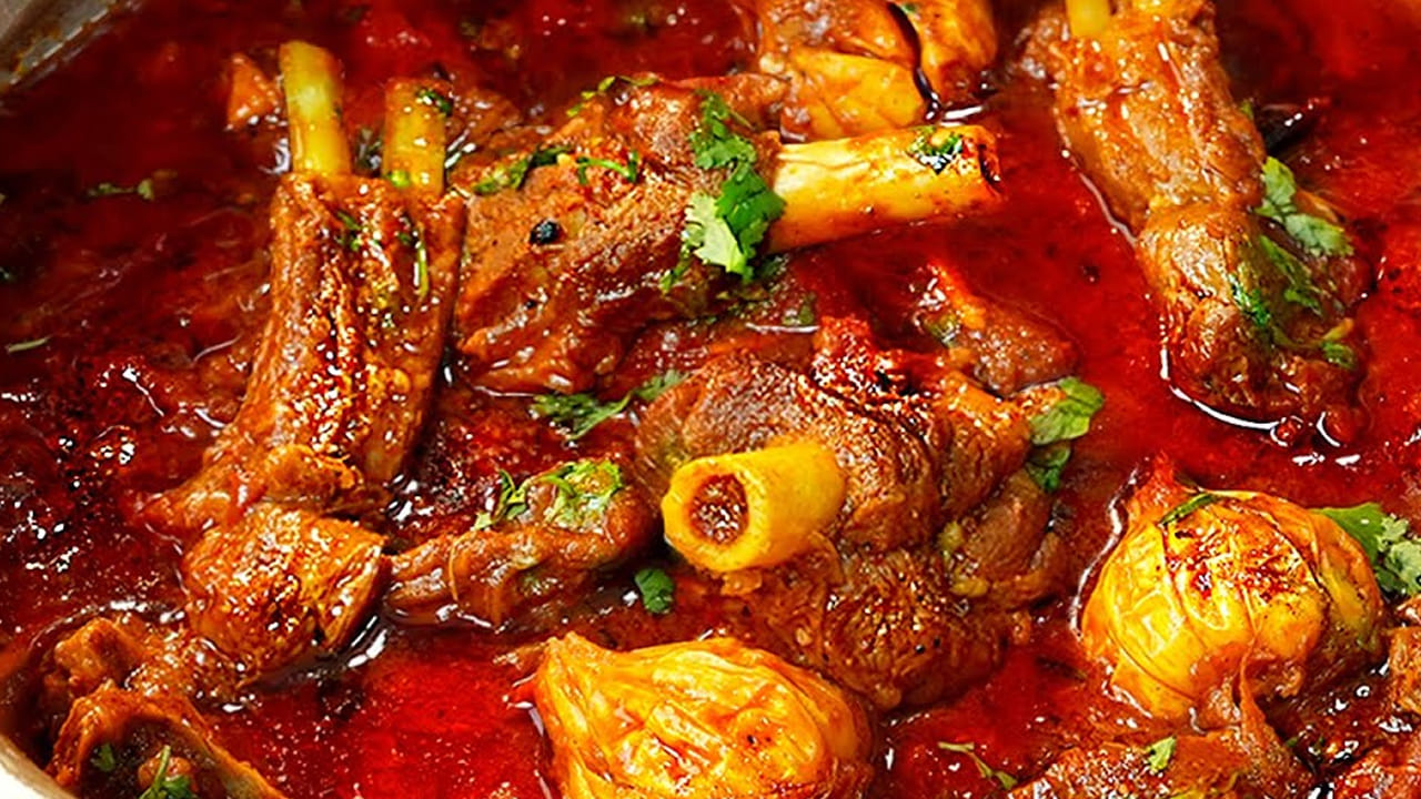 ముందుగా మటన్ బాగా ఉడికించాలి: ముందుగా క్లీన్ చేసిన మటన్కి కొద్దిగా పసుపు, రుచికి సరిపడా ఉప్పు, ఒక టేబుల్ స్పూన్ అల్లం వెల్లుల్లి పేస్ట్ వేసి కుక్కర్లో బాగా ఉడికించుకోవాలి.