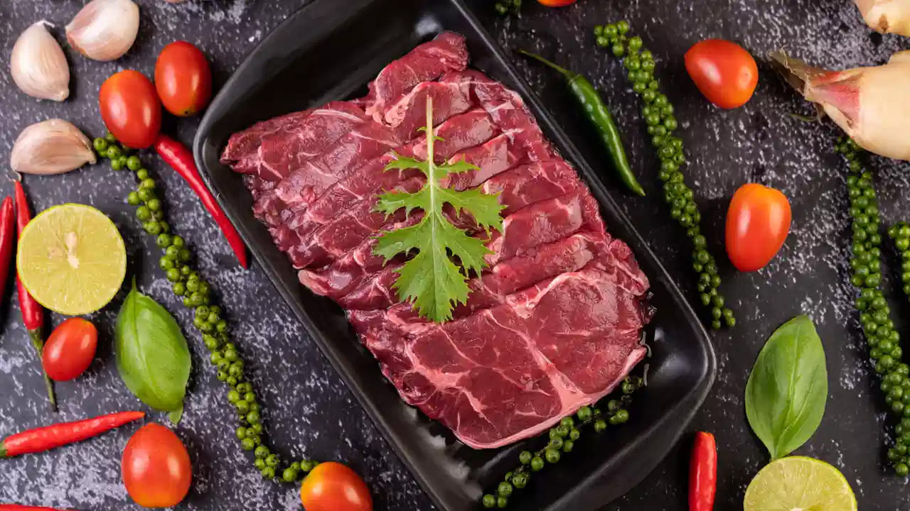 
మాంసాన్ని పట్టుకుని కూడా అది ఫ్రెష్ దా లేక ఫ్రెష్ దా అన్నది ఈజీగా చెప్పేయచ్చు . అది ఈ రోజు కట్ చేసింది అయితే మటన్‌ను   గట్టిగా, కొంచెం బలంగా కనిపిస్తుంది . అలా కాకుండా మెత్తగా లేదా జారిపోతుంటే అది నిల్వ ఉంచిన మాంసం కావచ్చు. మరీ, ఎక్కువగా  జిగటగా ఉంటే అది మంచి మాంసం కాదని గుర్తించండి. 