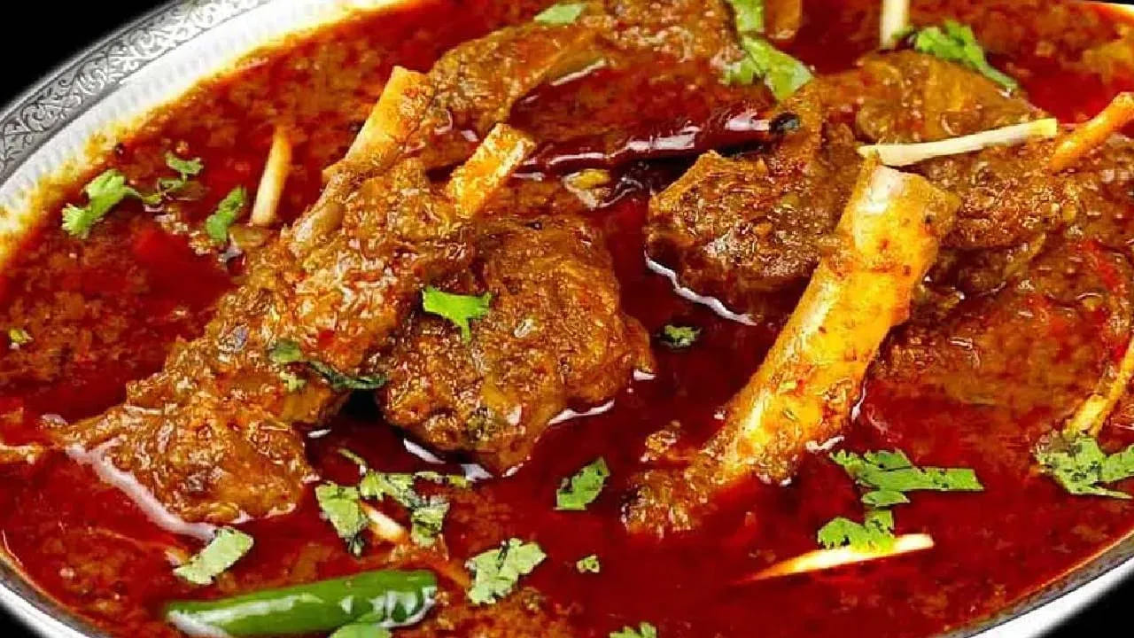 మాంసం ఫ్రెష్ ఉందా లేదా అన్నది  కేవలం స్మెల్ తోనే తెలుసుకోవచ్చు. తాజా మటన్‌ అయితే ఎక్కువ వాసన రాదు. ఇంకా చెప్పాలంటే సహజమైన స్మెల్ మాత్రమే వస్తుంది. ఇంకా పులుపు వాసన లేక వేరే వాసన వస్తే అది పాడైపోయిందని అర్ధం. 
 మార్కెట్‌లో కొనేటప్పుడు ఒకటికి రెండు సార్లు చూసి కొనాలి. 
